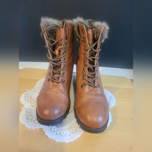 Woman's Cloudwalkers Boots With Fur Trim size 9